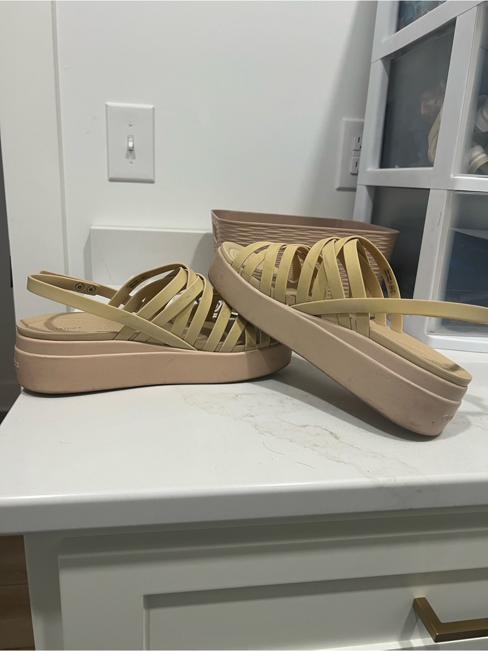 Crocs Women’s Size 10 Lite Stride Brooklyn Platform Sandals in cream color